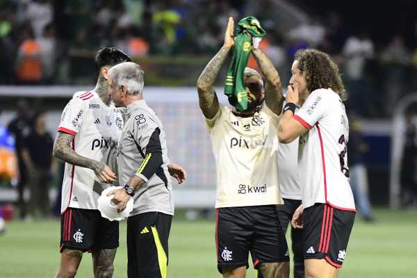 Gabigol provoca torcedores do Flamengo ao segurar camisa do Palmeiras: “Vocês estão chatos 🤣”