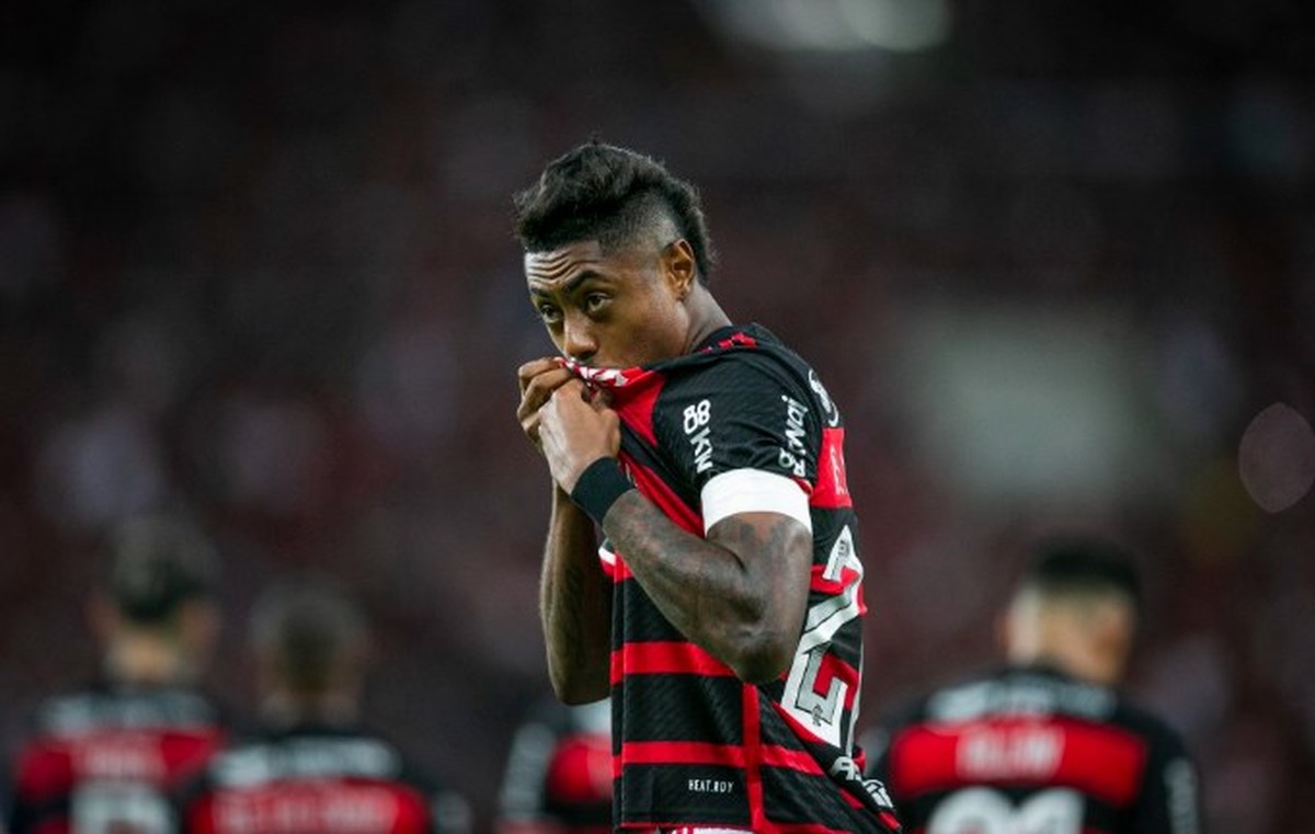 Bruno Henrique treina sem restrições no Flamengo e deve retornar contra o São Paulo