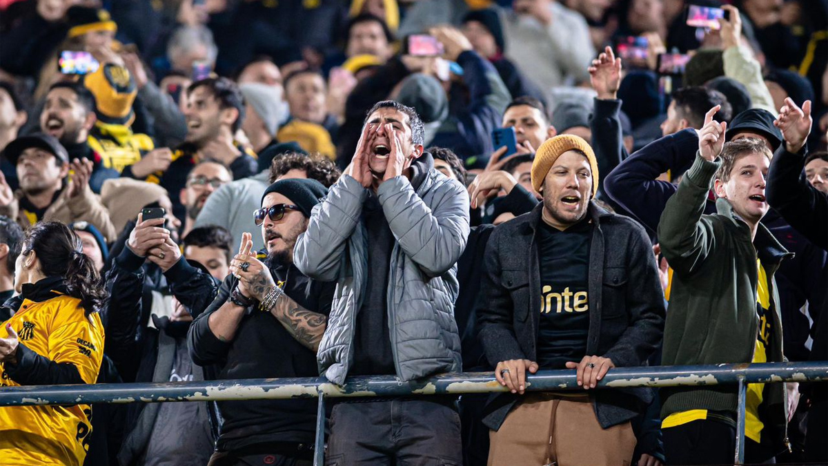 Peñarol toma medidas para garantir segurança de jogador uruguaio em jogo contra o Flamengo.