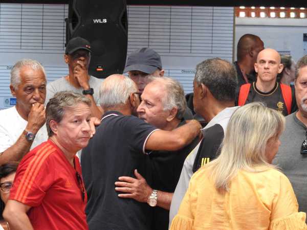 Adílio, ídolo do Flamengo, é homenageado na Gávea por ex-jogadores e torcedores em seu velório