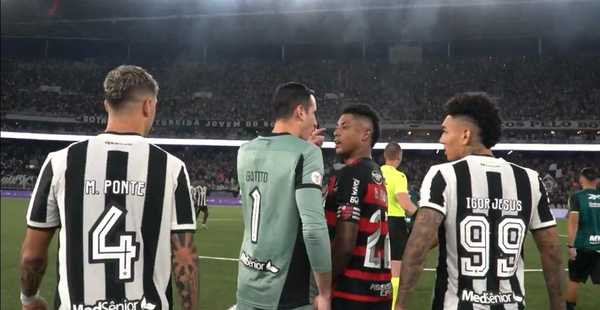 Bruno Henrique acusa Gatito de agressão após Botafogo x Flamengo: "Soco pelas costas de forma covarde"