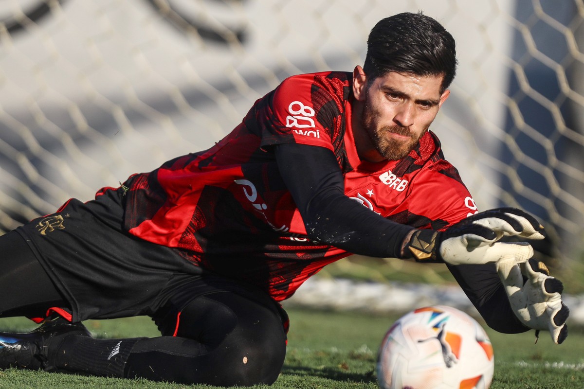 Rossi é o único jogador do Flamengo a ser titular em todas as rodadas do Brasileirão, se destacando por suas defesas e pelo trabalho com os pés.