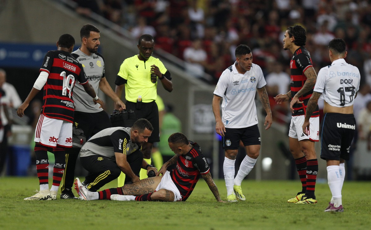 Flamengo informa lesão de Cebolinha no quadril direito e atacante retorna ao departamento médico