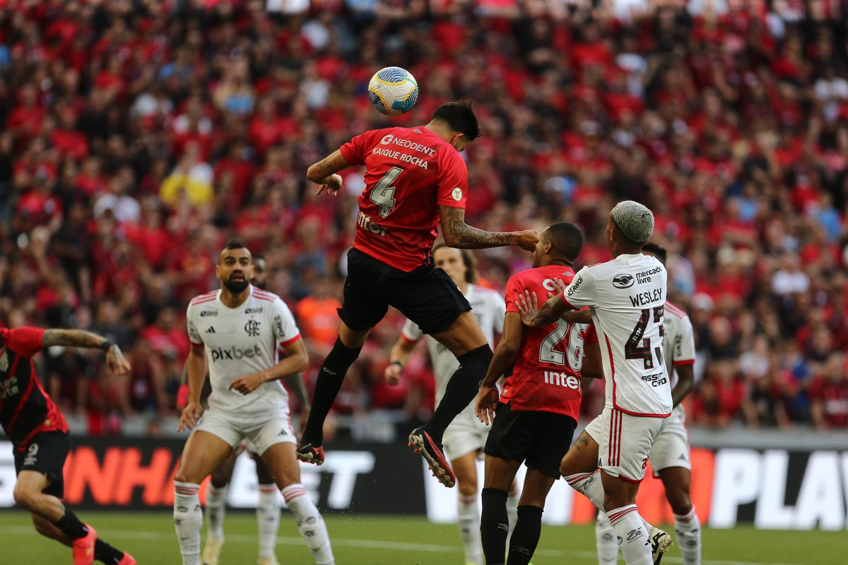 Flamengo luta pelo empate contra o Athletico, mas cede a liderança do Brasileirão