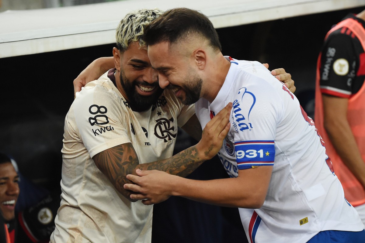 Homenagens marcam reencontro de Everton Ribeiro com torcida do Flamengo; jogador e esposa agradecem