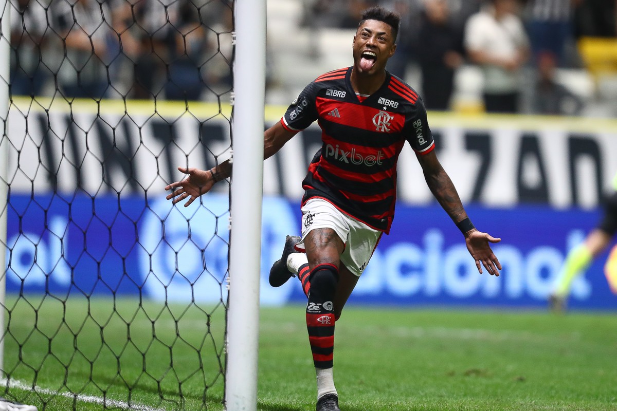 Flamengo mantém desempenho excepcional, derrota Atlético-MG por 4 a 2 e segue na ponta do Brasileirão