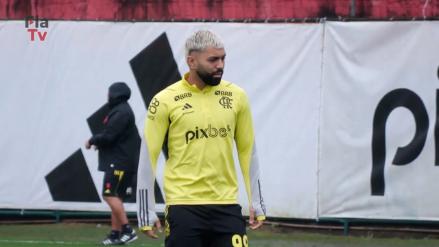 Flamengo se prepara para enfrentar o Palmeiras com treino de De la Cruz no Maracanã. Equipe está pronta para o desafio das oitavas de final da Copa do Brasil.