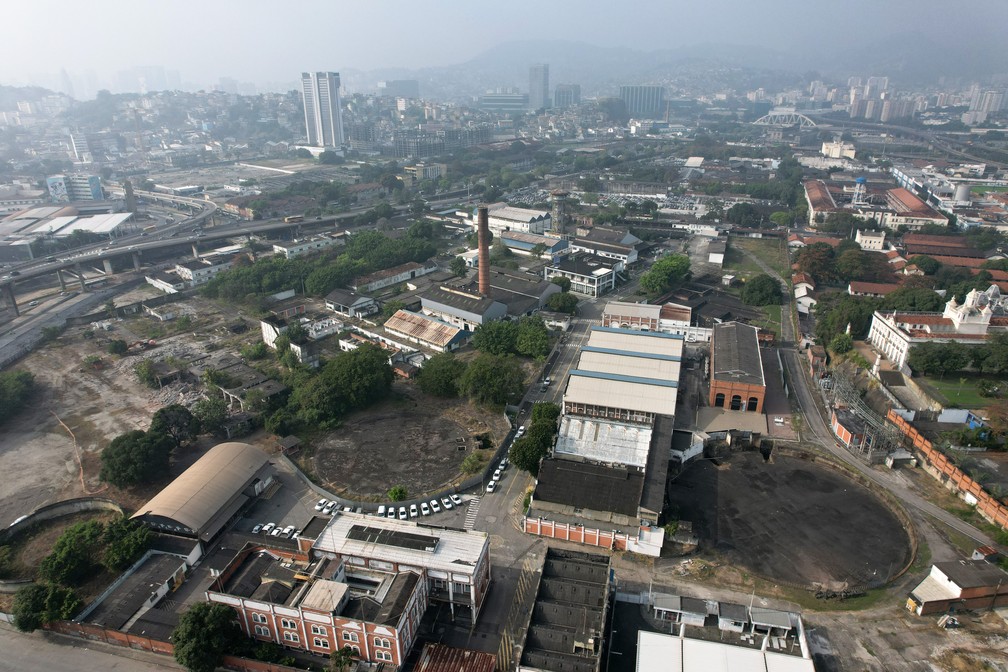 Prefeito Paes anuncia desapropriação de terreno para novo estádio do Flamengo. Confira os detalhes.