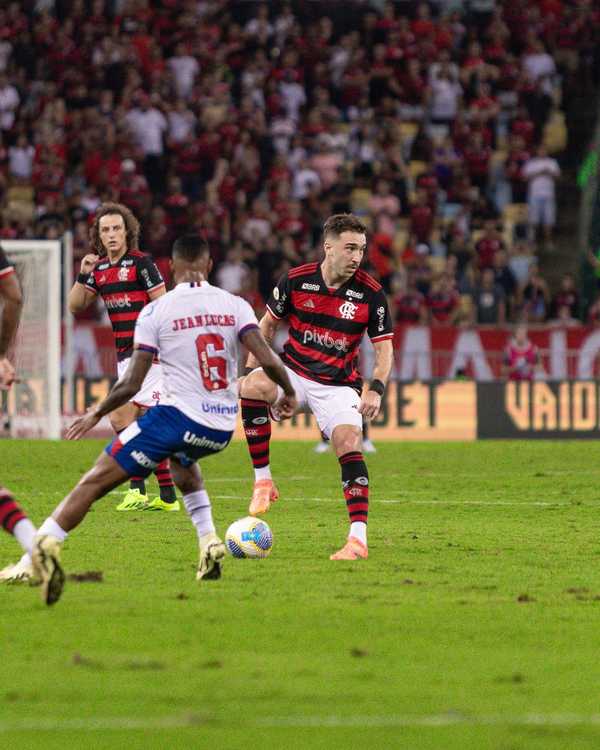 Zagueiro Léo Ortiz se destaca atuando como volante por necessidade no Flamengo: “Modo sacrifício”