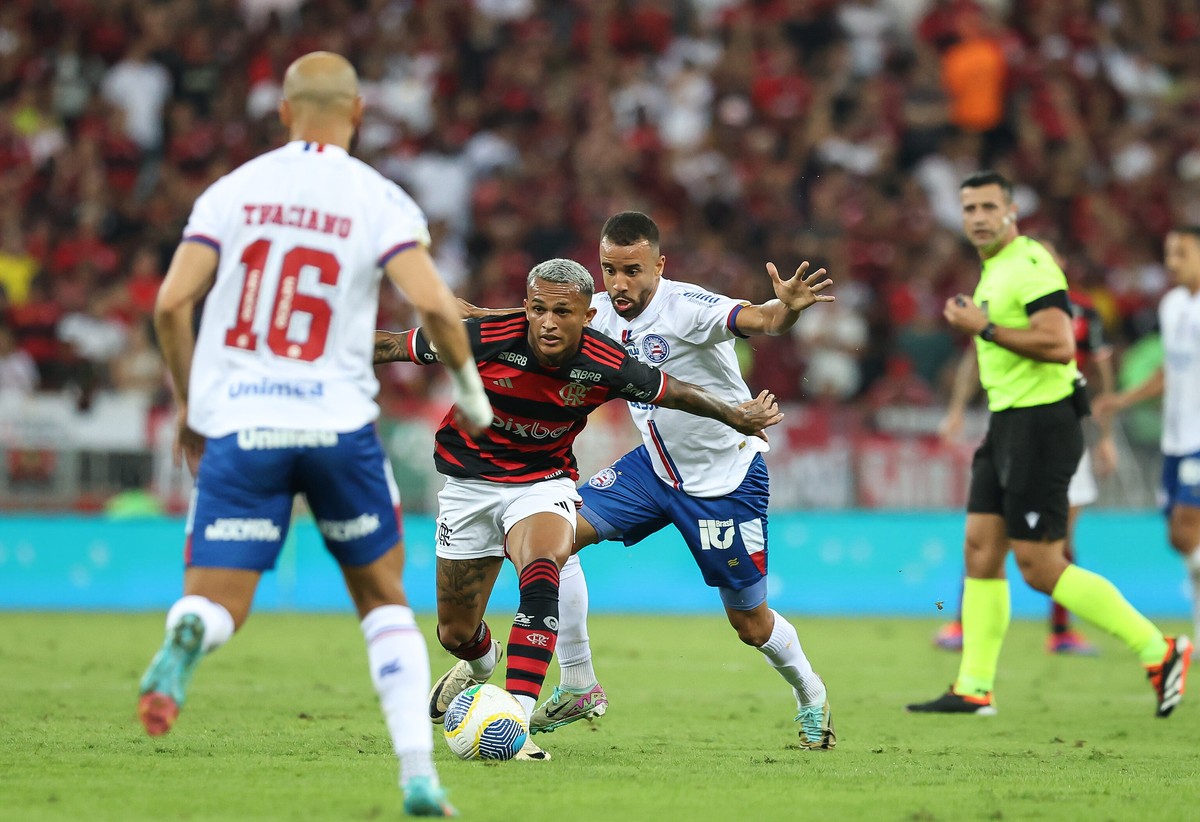 Flamengo assume a liderança do Brasileirão com gol nos acréscimos contra o Bahia