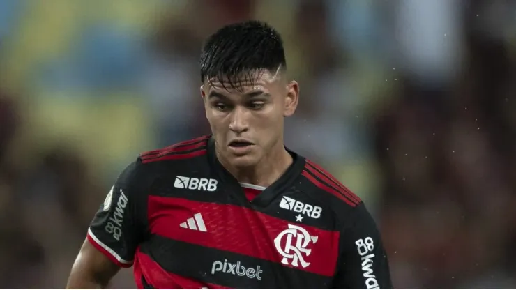 Alcaraz almeja ser titular no Flamengo ao lado de Filipe Luís