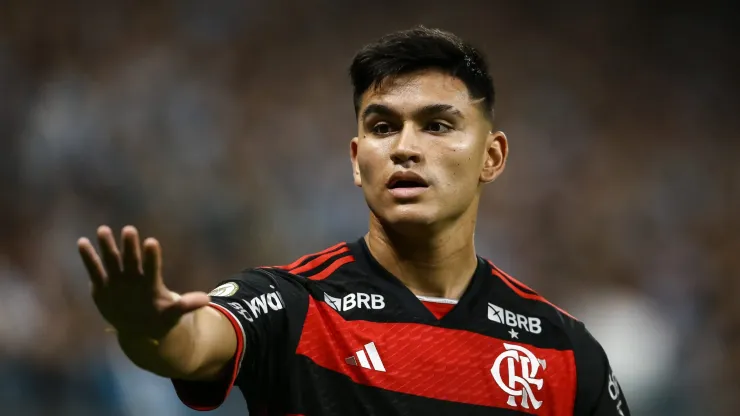 Alcaraz busca oportunidade de ser titular no Flamengo e quer manter sequência no time principal.