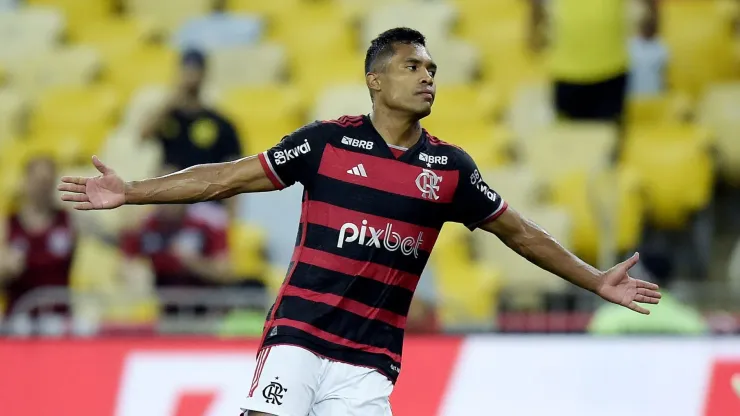 Alex Sandro marca gol crucial para marcar o início da “era Filipe Luís” no Flamengo.