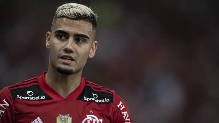 Andreas Pereira se torna tema de discussão no Flamengo e gera controvérsia sobre sua permanência no clube.