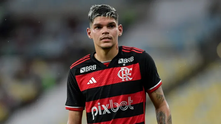 Ayrton Lucas conta como Filipe Luís o ajudou a se recuperar no Flamengo: “Conversamos muito”