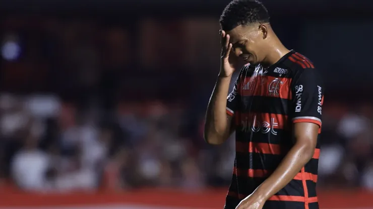 Carlinhos busca mudança de rumo em sua saída do Flamengo para permanecer no clube.