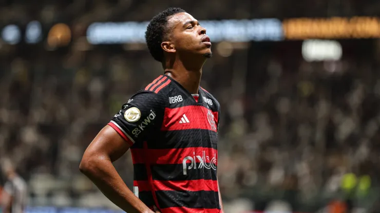 Carlinhos deve retornar ao Flamengo para o confronto contra o Cruzeiro.