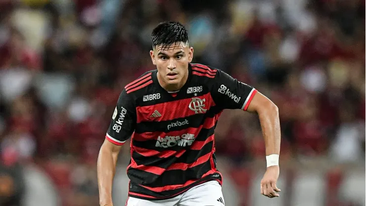 Carlos Alcaraz balança as redes pelo Flamengo e expressa gratidão a Gerson.