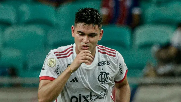 Carlos Alcaraz não poderá jogar pelo Flamengo por mais 3 partidas.