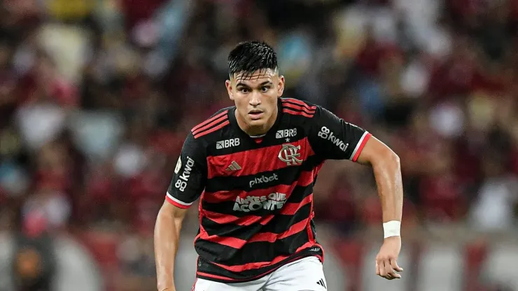 Carlos Alcaraz se destaca e pede espaço na equipe titular do Flamengo de Filipe Luís.