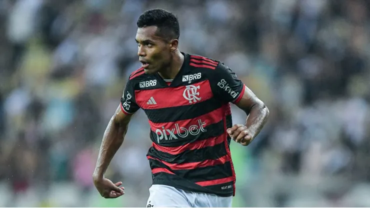 Clássico entre Fla-Flu destaca novos reforços do Flamengo e torcida espera que contratações façam a diferença no jogo.