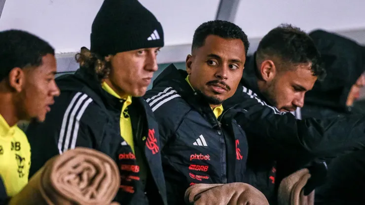 Corinthians demonstra interesse em quatro jogadores do Flamengo e sonda Allan como potencial contratação.