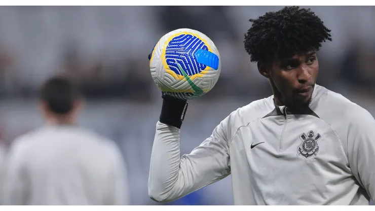 Corinthians encontra resistência do Flamengo na compra de Hugo Souza, e goleiro pode retornar ao clube rubro-negro.