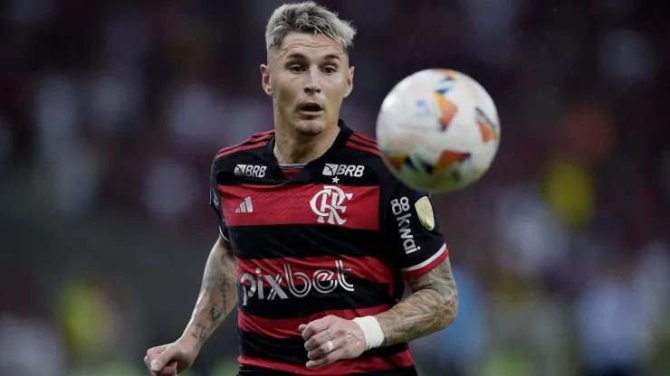 Desempenho de Varela, zagueiro do Flamengo, recebe elogios no Uruguai