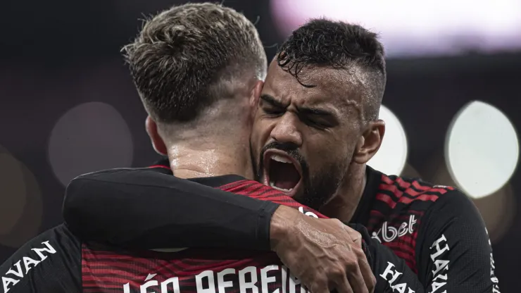 Fabrício Bruno é redimido e leva a vitória do Flamengo sobre o Fluminense, com a culpa da derrota atribuída a Léo Pereira pela torcida rubro-negra.