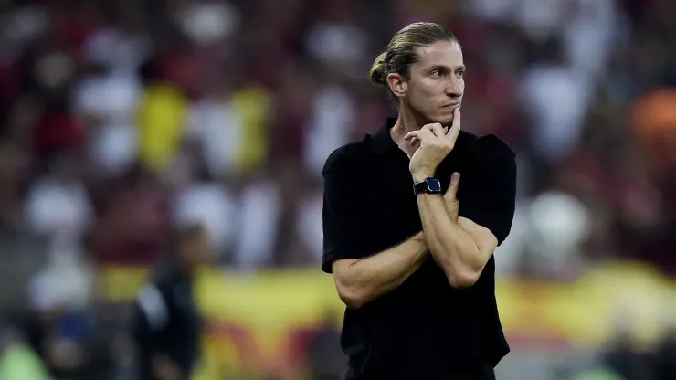 Filipe Luís está indeciso sobre a escalação do time titular do Flamengo para o jogo contra o Fluminense