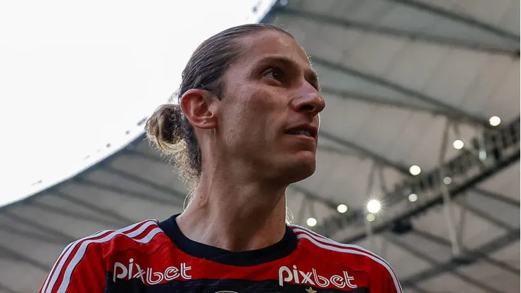 Filipe Luís impede a passagem de 2 jogadores