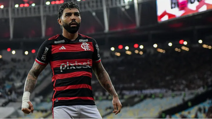 Filipe Luís solicita que Gabigol evite contratempos no Flamengo para garantir permanência no clube.