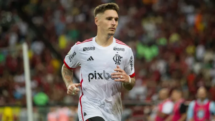 Flamengo está atento aos contratos de Varela e outros 3 jogadores para garantir permanência no clube.