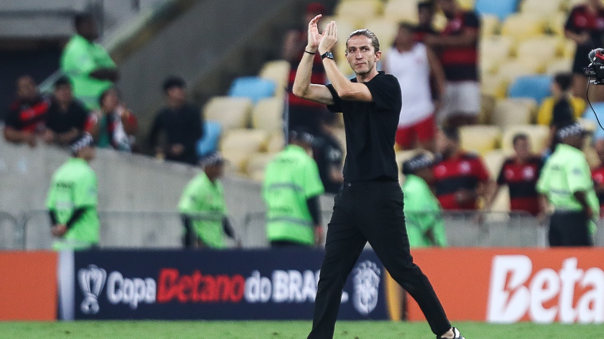 Filipe Luís celebra 1 mês como treinador do Flamengo