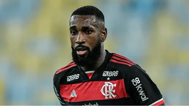 Gerson mantém a braçadeira de capitão no Flamengo mesmo com a chegada de Filipe Luís.