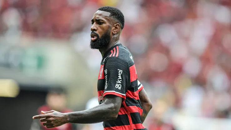 Gerson se alegra com o gol de Gabigol em Flamengo x Juventude