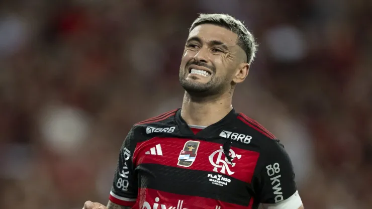 Jornalista faz piada com Arrascaeta e Flamengo é alertado a manter a postura