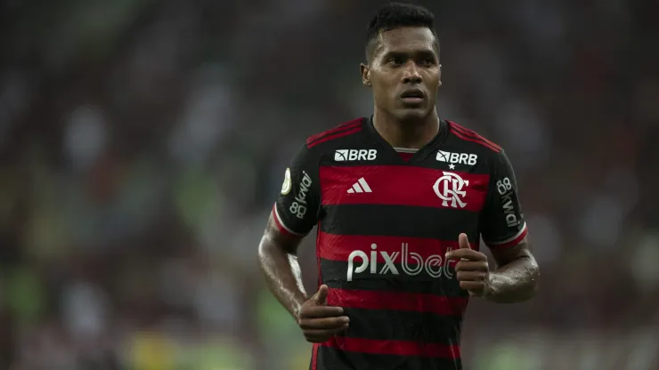 Lesão de Alex Sandro afasta jogador do Internacional x Flamengo, porém participação na final da Copa do Brasil é confirmada.