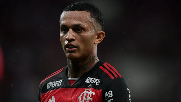 Manchester United passa a considerar Wesley, do Flamengo, como possível alvo no mercado