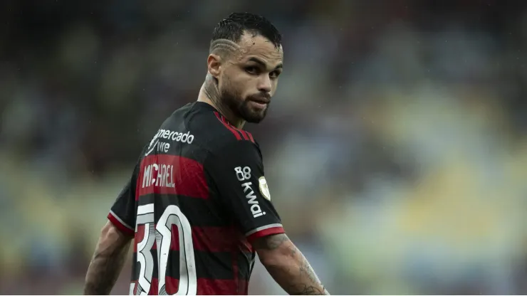 Michael estará disponível para Filipe Luís no jogo entre Flamengo e Corinthians.