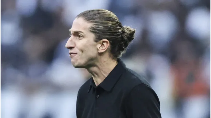 Primeiro problema surge para Filipe Luís no elenco do Flamengo, e possível saída de campeão da Libertadores se torna uma possibilidade.