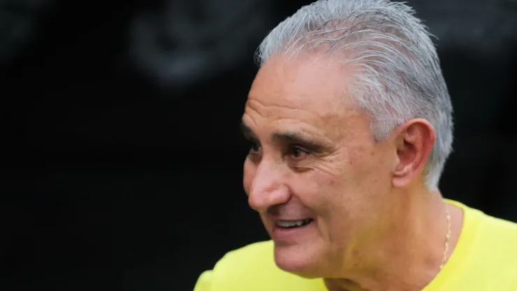 Time de Zico goleia Tite, ex-treinador do Flamengo.