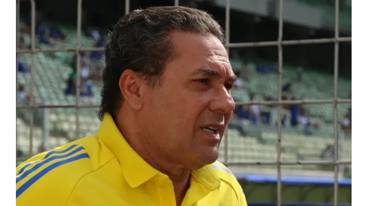 Vanderlei Luxemburgo foi o único treinador no século a permanecer no Flamengo por uma temporada completa.