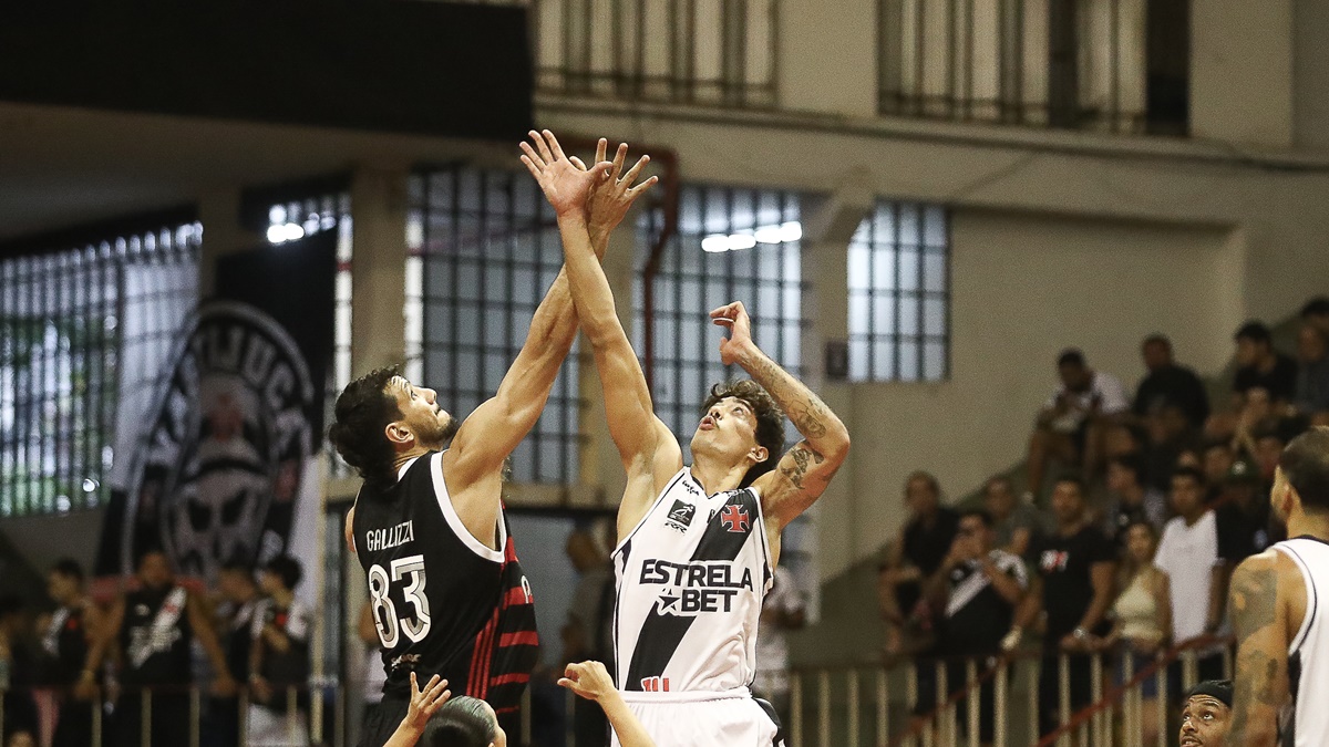 Flamengo conquista vitória sobre o Vasco na estreia do NBB e amplia histórico positivo.