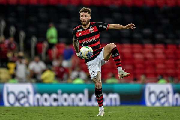 Léo Pereira destaca importância do clássico para o Flamengo sem sofrer e credita gols no fim dos jogos à força mental