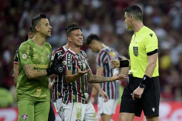 PC Oliveira analisa marcação de pênalti de Calegari em Bruno Henrique no clássico entre Fluminense e Flamengo.