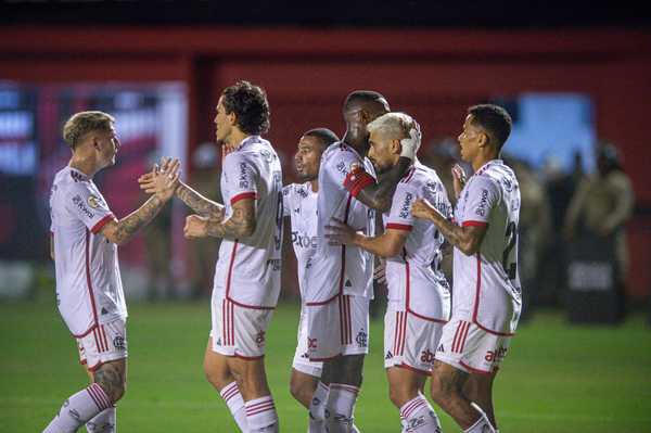 Melhores atuações do Flamengo: Destaques para Arrascaeta, Gabigol e Carlinhos em jogo ruim da equipe