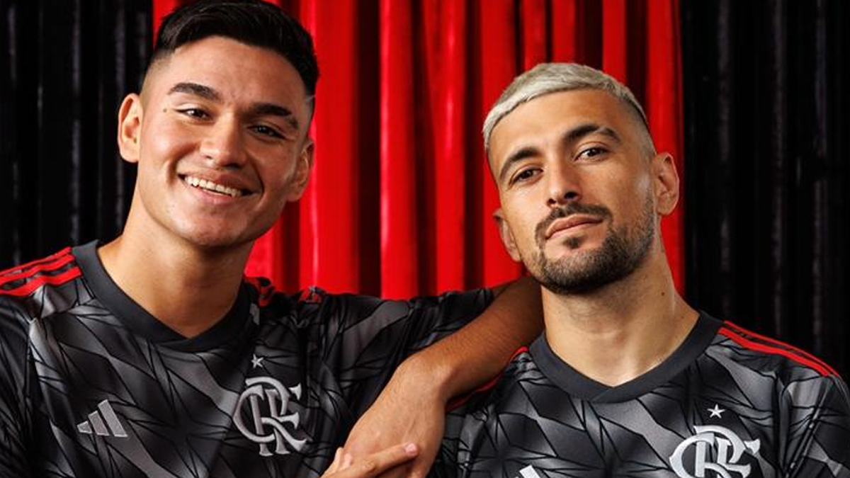 Flamengo revela fotos da nova terceira camisa.