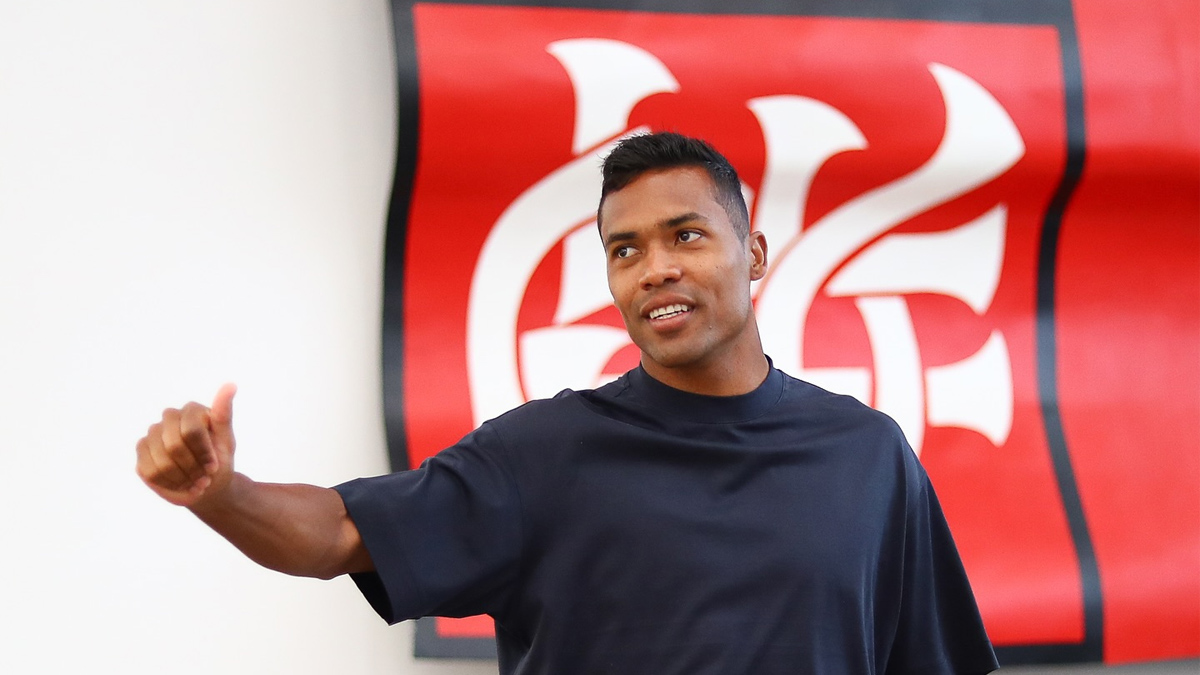 Alex Sandro recebe tratamento na reapresentação do Flamengo.