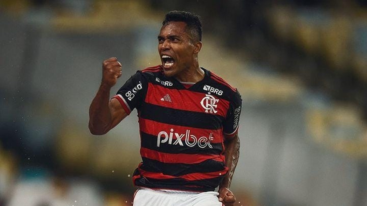 “Vai encarar essa, Hugo”: torcedores provocam ex-goleiro do Flamengo com primeiro gol de Alex Sandro.